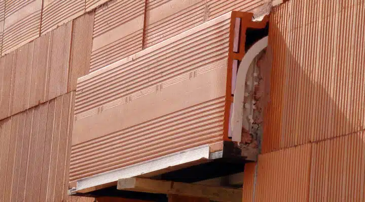 Pose d’un coffre pour volet roulant A close up of a cage