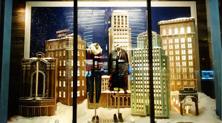 Anthropologie-1 Una mesa de comedor frente a una ventana