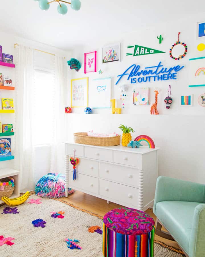 Un dormitorio con cama y escritorio en una habitación pequeña