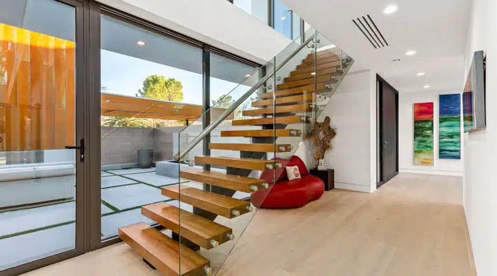 Armoniosa-144-720x400 A wooden bench in a room