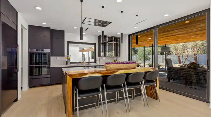 Armoniosa-154-720x400 A dining room table