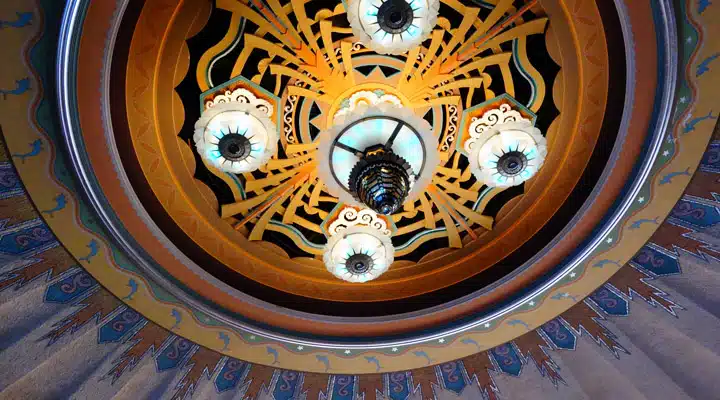 Ballroom-Tiffany A clock that is on a plate