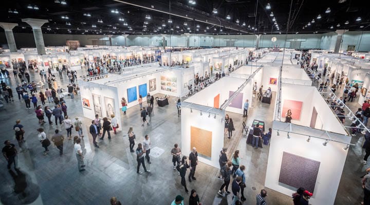 Un grupo de personas de pie frente a una multitud