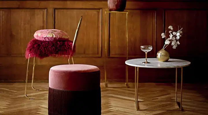 Bloomingville-bordeaux A vase sitting on top of a wooden table