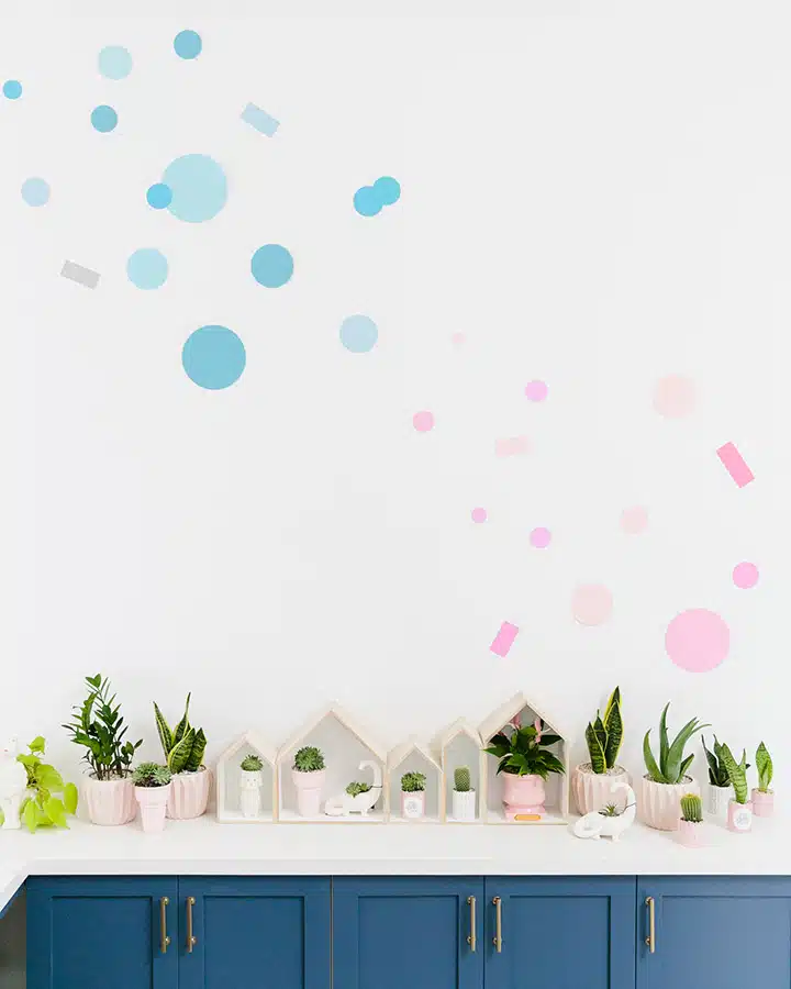 BonjourFete_08292018-0131-720x900 A person in a blue room