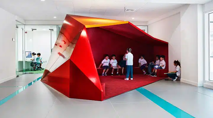 Bosch-1 Una persona de pie en una habitación