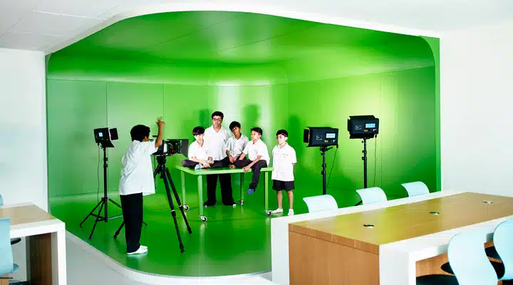 Bosch-2 Una persona en una sala verde