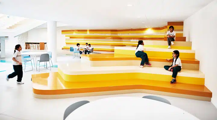 Bosch-3 Una persona de pie en una habitación