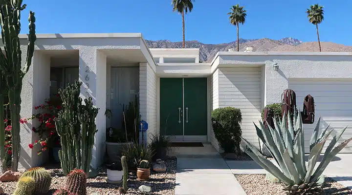 Boxwood-DEC778_720x400 A plant in front of a building