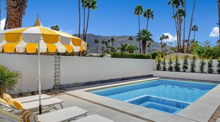 Una piscina junto a un palm tree