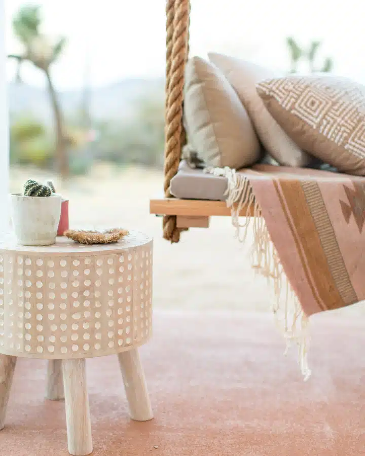 CJTD-289 A living room filled with furniture and vase on a table