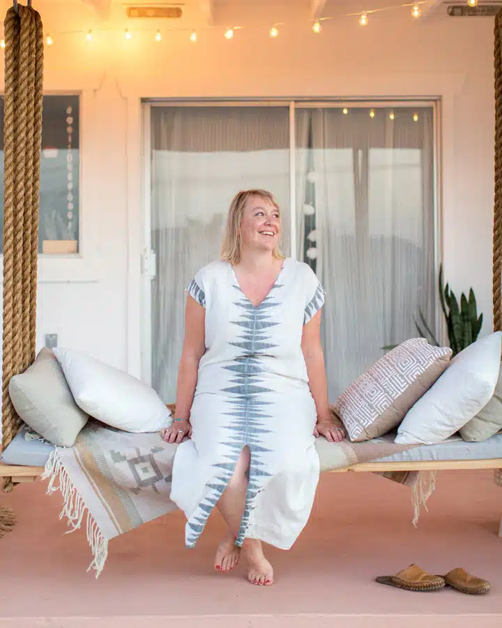 CJTD-311 A person standing in a room