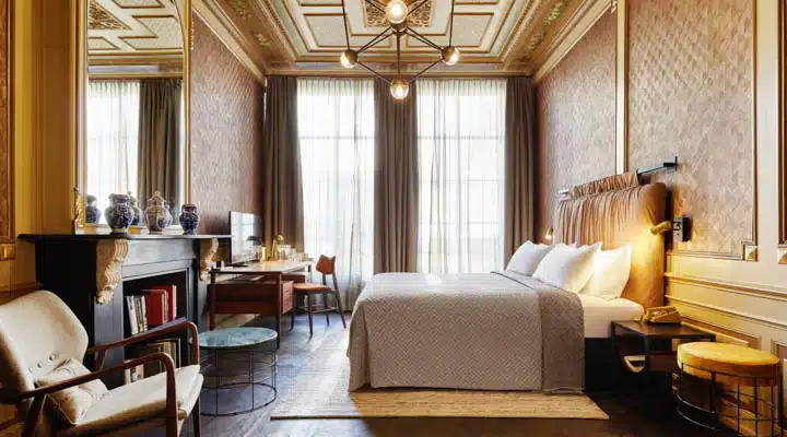 CTWLmpB-1380x690-720x400 A living room filled with furniture and a large window