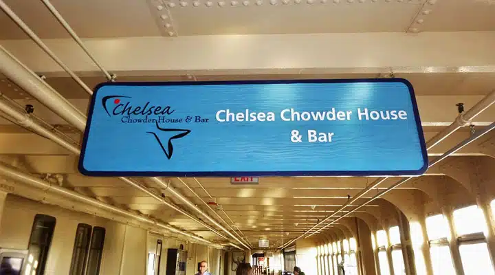 Chelsea-Chowder-House Un cartel colgado del techo