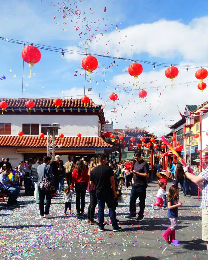 Chinatown-2 Un grupo de personas caminando delante de una multitud
