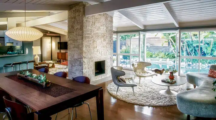 Cliff-May-2 Una mesa de comedor frente a una ventana