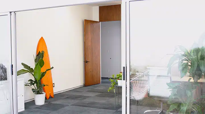 Clock-4-720x400 A kitchen with a refrigerator and a window