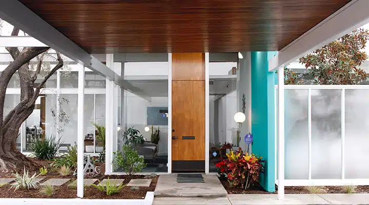 Clock-9-720x400 A house with a large window