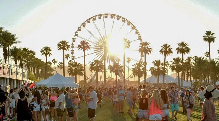 Coachella Un grupo de personas de pie frente a una multitud