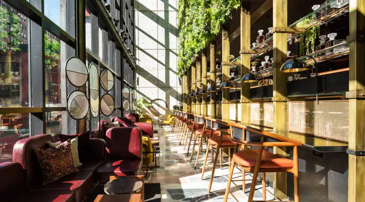 Conservatory__day_-720x400 Una mesa de comedor delante de un edificio