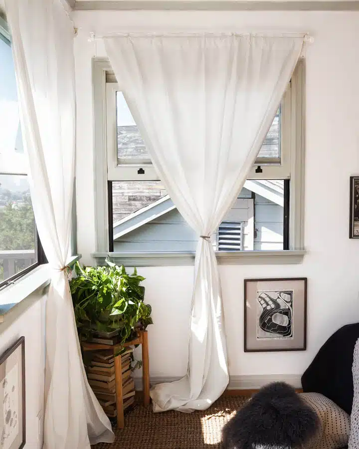 DSC00028_Y-2-720x900 A living room filled with furniture and a large window