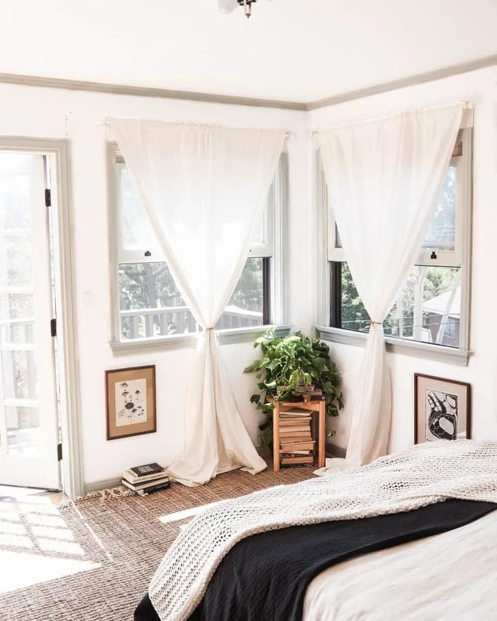 DSC00141_Y-720x900 A bedroom with a bed and a window