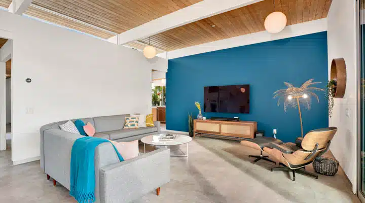 DSC00513-720x400 A living room filled with furniture and a tv