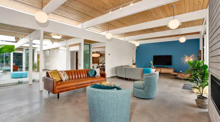 DSC00526-720x400 A living room filled with furniture and a fireplace