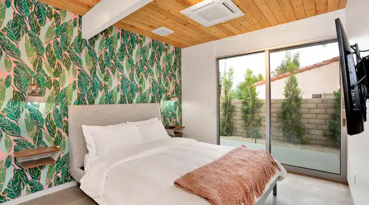 DSC00543-720x400 A bedroom with a bed in a room