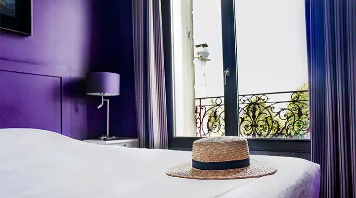 DSC05607-720x400 A bedroom with a large bed in a hotel room