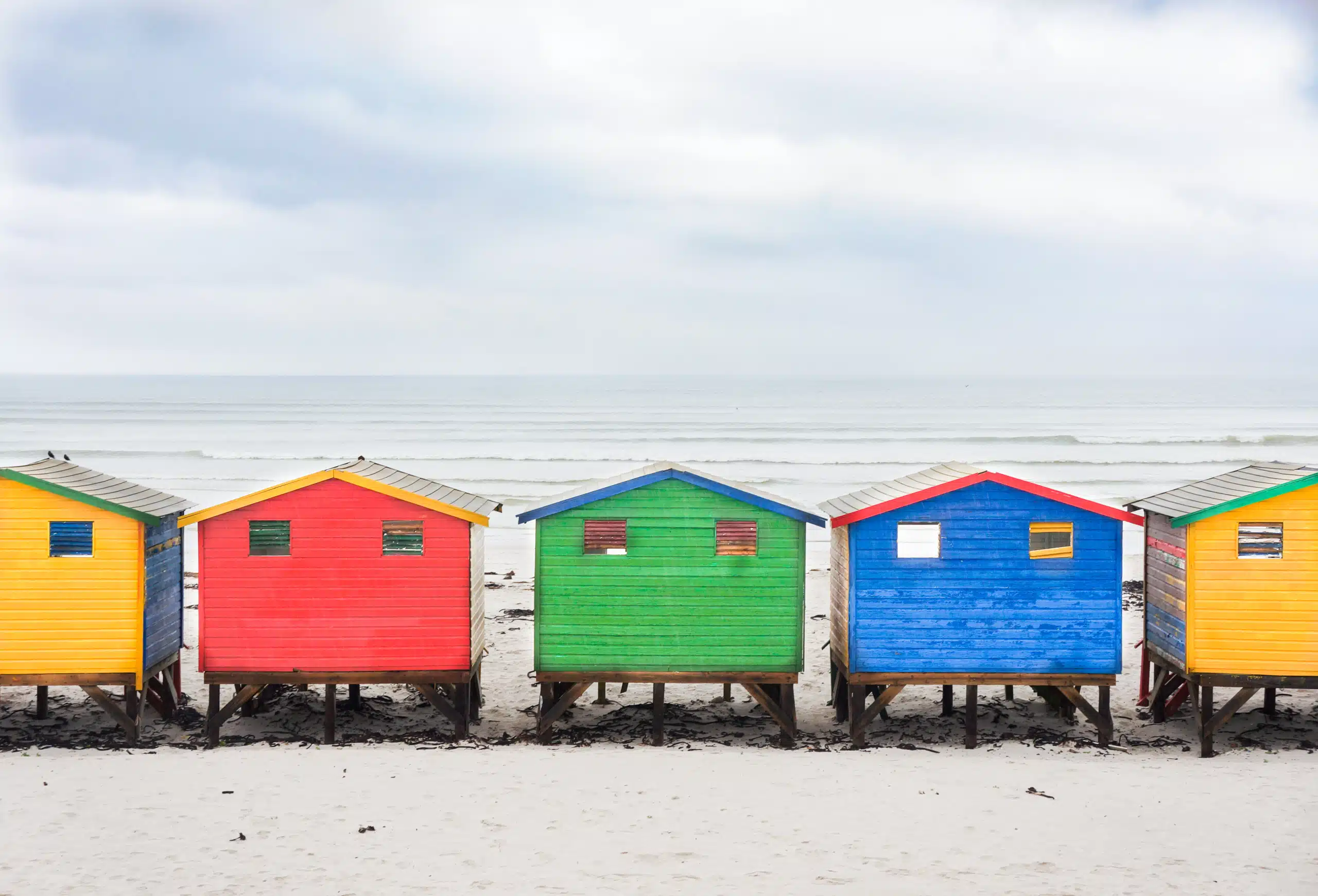 DSC06914 A train is parked on the side of a building