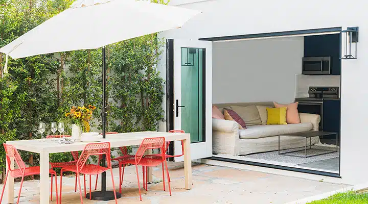 _DSC8213_720x400 A dining room table