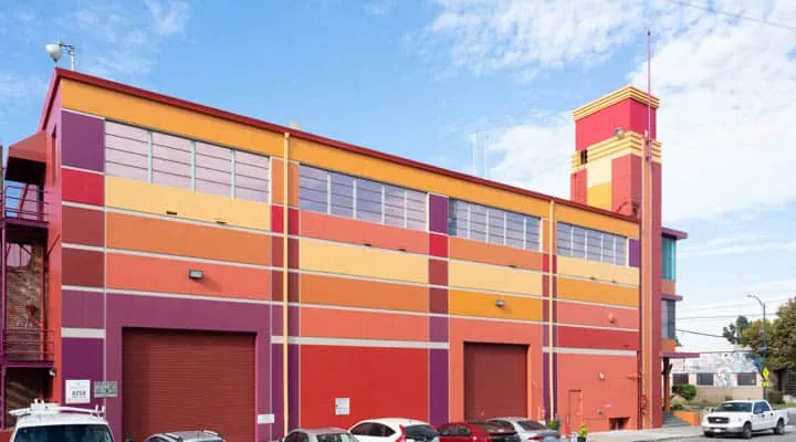 DSC_3050-720x400 Un coche aparcado en el lateral de un edificio