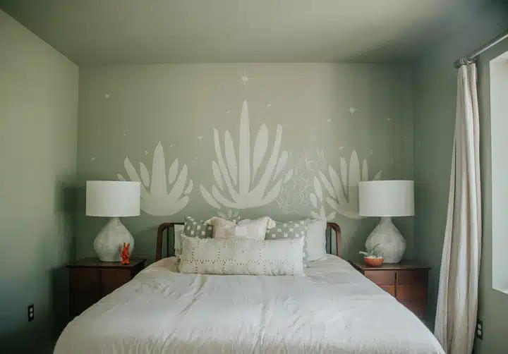 DSC_3868 A bedroom with a bed in a hotel room