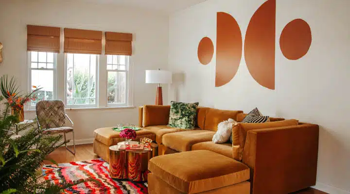 DSC_4436-720x400 Un salón lleno de muebles y una chimenea