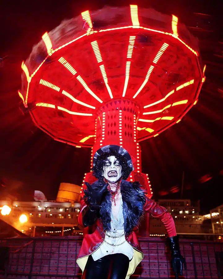 Dark-Harbor Una mujer disfrazada