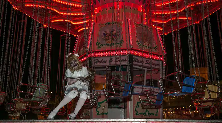 DarkHarbor2015-41 Una persona delante de un edificio