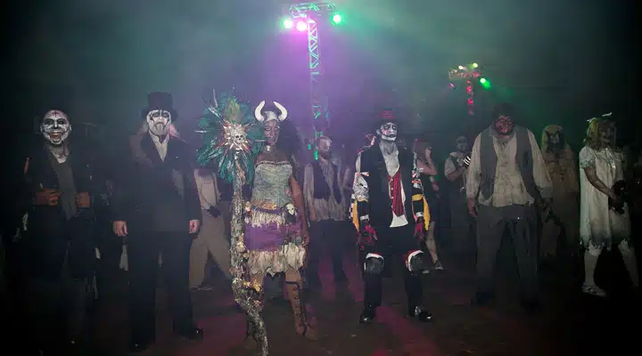 DarkHarbor2015-56-_1_ Un grupo de personas de pie en un escenario posando para la cámara