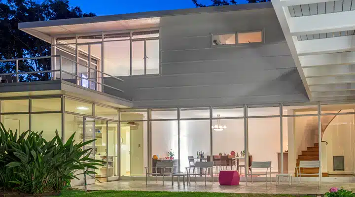 Davies-20th-Century-2 Una habitación llena de muebles y un gran ventanal