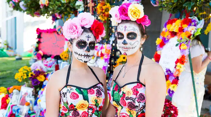 Diadelos_2 Una persona con una tarta de cumpleaños en la mano
