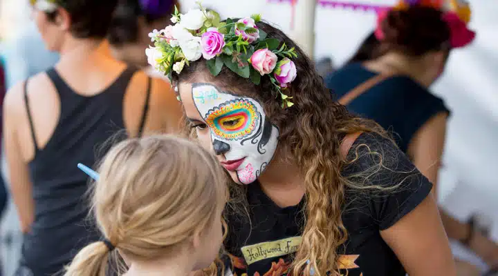 Diadelos_3 Una persona de pie frente a una multitud