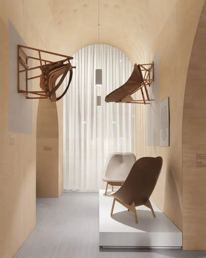 Doshi_Levien_Photo_byJonas_Lindstr_m_-720x900 A cat sitting on top of a wooden door in a room