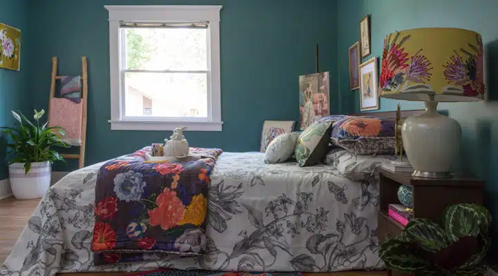 Dunn-Edwards_08312017-233 A living room with a bed and a fireplace