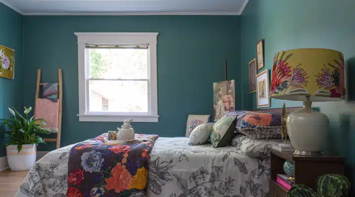 Dunn-Edwards_08312017-233-720x400_1 A living room filled with furniture and a fireplace