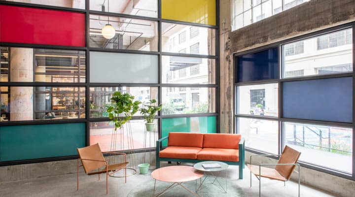 Un salón lleno de muebles y un gran ventanal