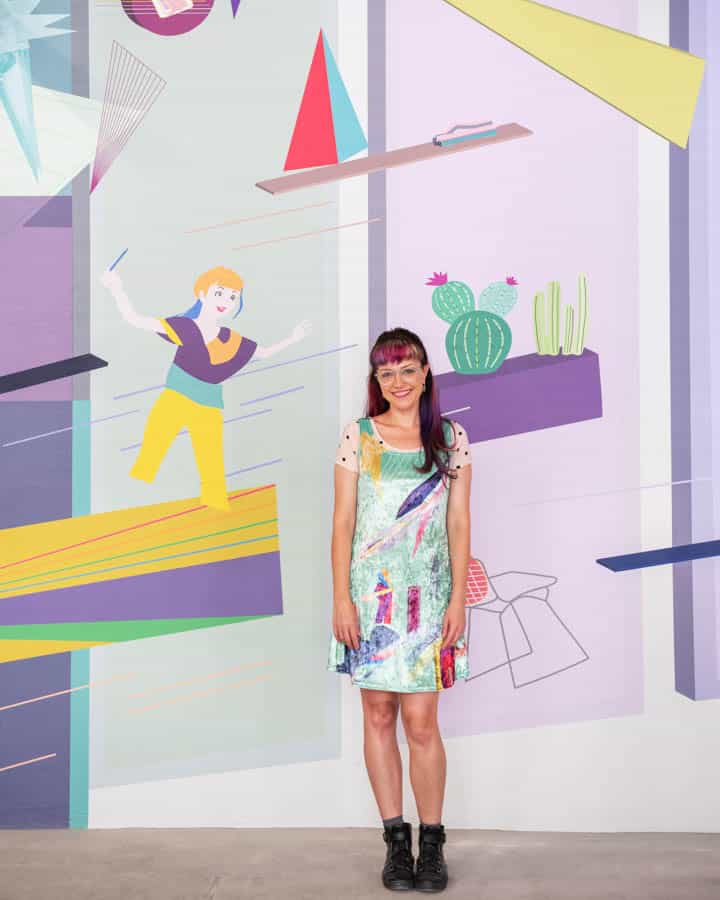 Una persona de pie posando para la cámara