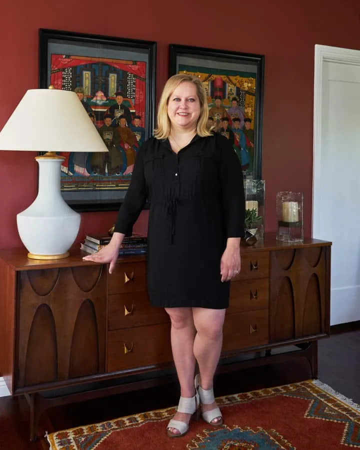 DunnEdwards_09262018_diningroom_0958-720x900 A person standing in a room