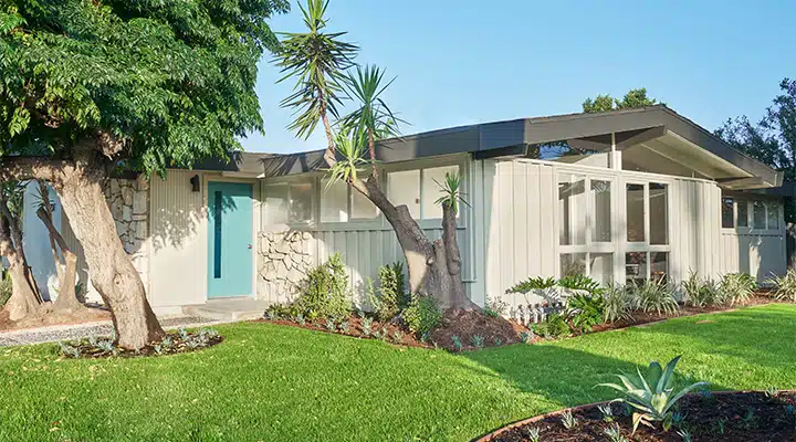 DunnEdwards_10312018_0003-720x400 A large lawn in front of a house