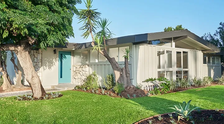 DunnEdwards_10312018_0003-720x400 A large lawn in front of a house