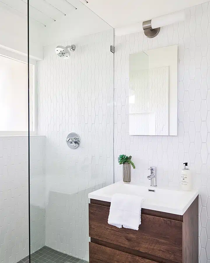 DunnEdwards_10312018_0925-720x900 A room with a sink and a mirror